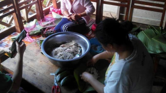 ການຫໍ່ເຂົ້າຕົ້ມຂອງຊາວພຸດລາວ ໃນມື້ບຸນສຳຄັນທາງສາສະໜາ